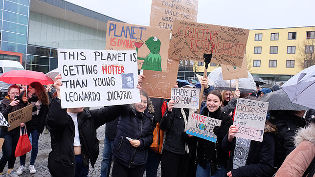 "Dieser Planet wird heißer als der junge Leonardo Dicaprio" steht auf dem Plakat links, das eine Schülerin hochhält. Schüler ...