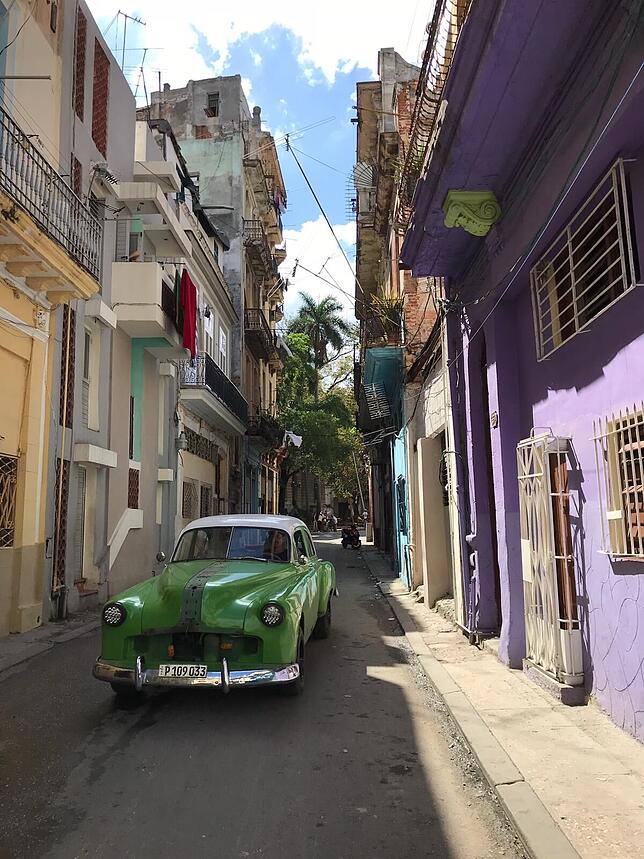 In Havanna scheint die Zeit still zu stehen. Dort sind noch etliche alte Auto-Fabrikate zu bewundern, die durch die Straßen ziehen.