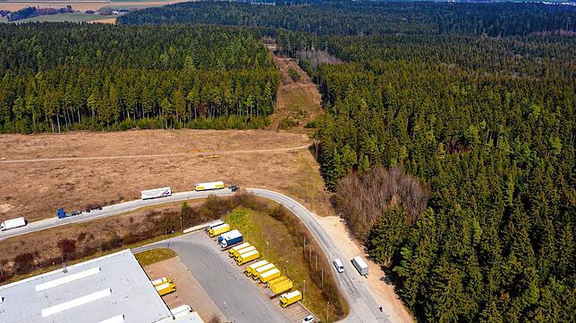 Gut zu erkennen ist die Waldschneise für die geplante neue Straße zwischen dem Industriegebiet Ost in Schwenningen (vorne) und dem ...