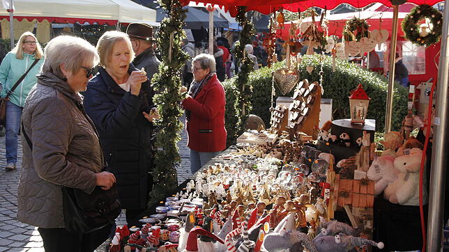 Auch in seiner 27. Auflage lockte der Engener Weihnachtsmarkt zahlreiche Besucher zum Bummeln und Schauen. Die adventlich geschmückten ...