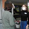 Im Dienst bei der Einlasskontrolle in den Kliniken des Medizin-Campus Bodensee: Bettina-Maria Kaupert misst die aktuelle Temperatur ...