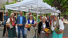 Bürgermeister Oliver Gortat präsentierte sich mit den Bürgerfrauen in ihrer historischen Kleidung am Stand der Gemeinde Sipplingen bei ...