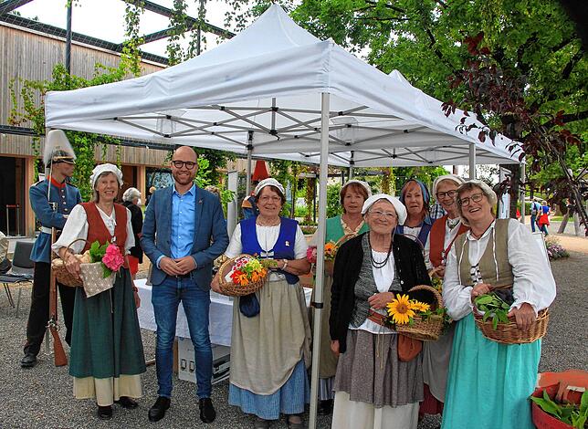 Bürgermeister Oliver Gortat präsentierte sich mit den Bürgerfrauen in ihrer historischen Kleidung am Stand der Gemeinde Sipplingen bei ...