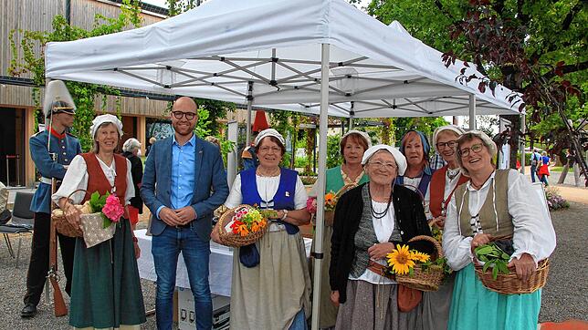 Bürgermeister Oliver Gortat präsentierte sich mit den Bürgerfrauen in ihrer historischen Kleidung am Stand der Gemeinde Sipplingen bei ...