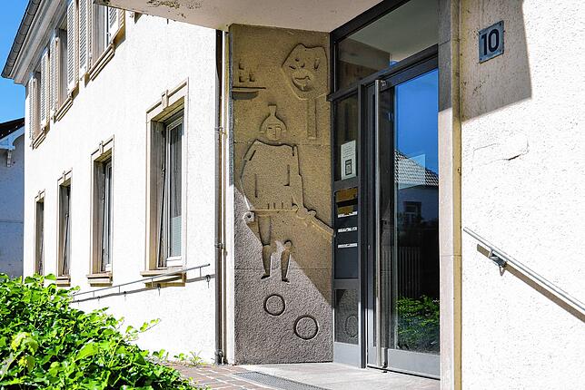 Das charakteristische Relief im Eingangsbereich des ehemaligen Notariats.