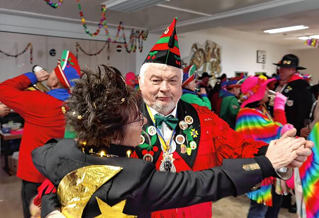 Auf ein Tänzchen: der stellvertretende Narrenpräsident Karl-Heinz Rimmele mit seiner Cousine.