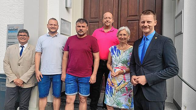 Die aus dem Ortschaftsrat ausgeschiedenen Mitglieder Robin Schwenke, Günter Blum, Michael Dummel und Veronika Harter mit Ortsvorsteher ...