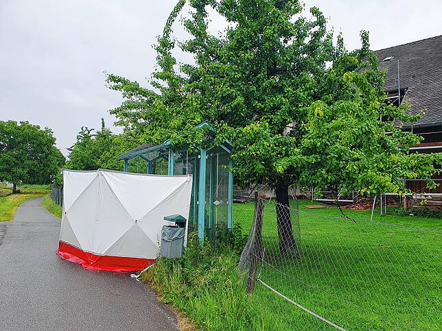Ein toter Mann wurde am Donnerstagmorgen an der Bushaltestelle Reutehöfe entlang der L 200 in Überlingen aufgefunden und vor Blicken der ...