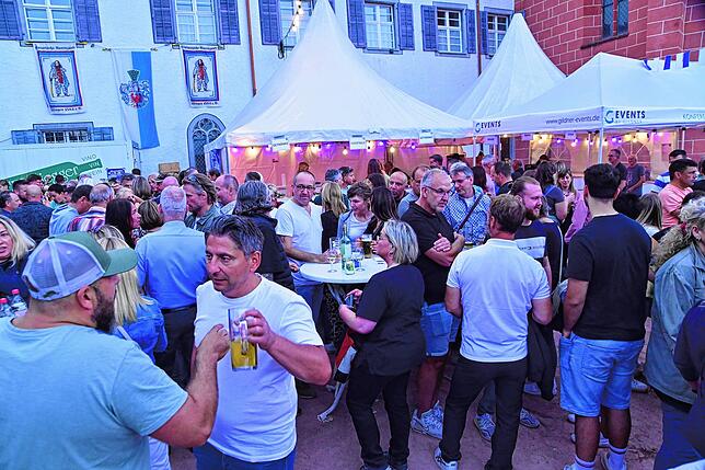 Der Weinstand der Wueschtgruppe ist jeweils in den Abendstunden dicht besiedelt.