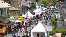 Die Internationale Bodensewoche von oben: Das Bild zeigt den Blick vom am Hafen aufgestellten Riesenrad auf das Festgelände.