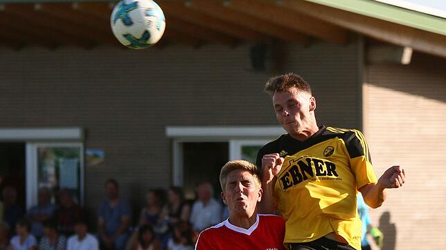 Kopfballstark: So kennt man ihn: Florian Menzel (rechts, beim Waldhaus-Cup gegen den Weilheimer Fabian Hilpert) in der Verteidigerrolle. ...