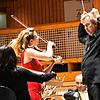 Die CDU und die SPD wollen die Nachfolge-Regelung von Chefdirgent Ari Rasilainen (hier mit Violinistin Rosanne Philippens bei einem ...