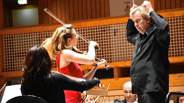 Die CDU und die SPD wollen die Nachfolge-Regelung von Chefdirgent Ari Rasilainen (hier mit Violinistin Rosanne Philippens bei einem ...