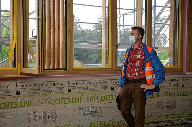 Alexander Kopp vom Hochbauamt zu den neuen dreifachverglasten Fenstern: „Eine Scheibe wiegt 85 Kilogramm.“