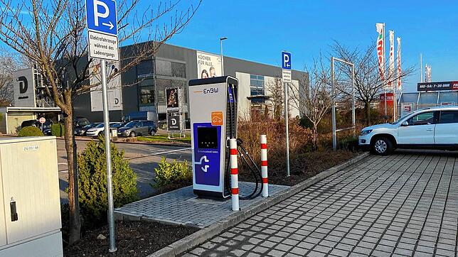Eine starke Ladesäule mit 150 kW Leistung steht beim Toom-Markt in Bad Säckingen.  Die Anzahl der Elektro-Fahrzeuge und  Ladestationen ...