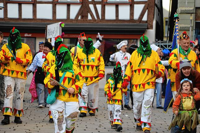Bild 7: Bunter Einzug zum Narrenbaumstellen in Meßkirch