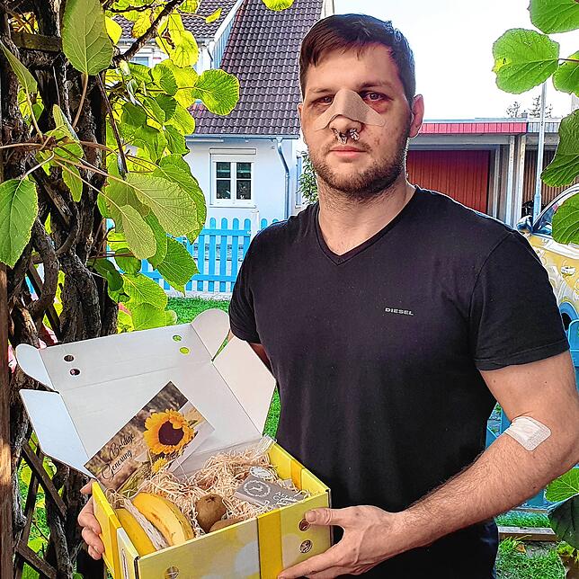 Marco Boxler kurz nach der Tat mit einem Präsentpaket seiner Kollegen.