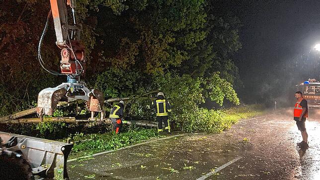 Mit schwerem Gerät werden wichtige Straßen wieder befahrbar. Bis Mittwochmorgen um 1.30 Uhr sind laut dem Bericht der Feuerwehr im ...