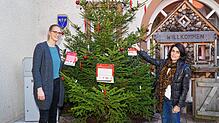 2021 die damalige Stadtmarketingleiterin Nina Schuhmacher und ihre Kollegin Maritta Moosmann bestücken den Löffinger Weihnachtsbaum. ...