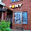 Blick auf das Lokal „Pony“ in Kampen auf Sylt. Hier hatten Party-Gäste zu Pfingsten rassistische Lieder gegrölt. Nach den Vorfällen geht ...