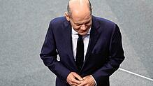Olaf Scholz am Donnerstag im Bundestag. Er will den Weg für Neuwahlen freimachen, die Vertrauensfrage will er allerdings erst im Januar ...