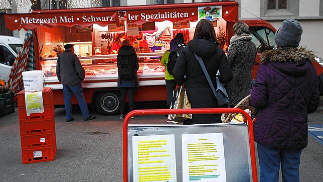 Es geht um die Wurst: In einer spektakulären Protestaktion zieht Metzger Lothar Mei in der Auseinandersetzung um die Neuvergabe der ...