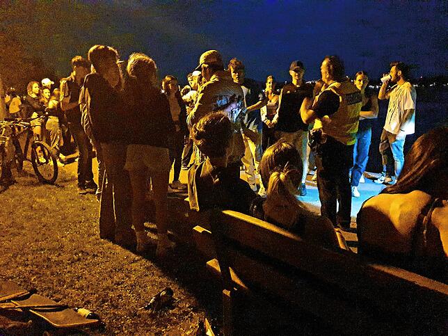 Ivo Reiser und ein Kollege sprechen die Feiernden an den Grillstellen im Seeburgpark an.
