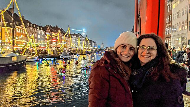 Bianca Meßmer aus Krumbach und Hannah Matheis aus Rast bei der wunderschönen Kopenhagener Santa Lucia-Tradition.