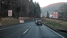 Mitten auf der Bundesstraße ein Tempo 20-Schild, dies ist Alltag in Grimmelshofen. Das Nadelöhr beim Ortseingang sowie mitten im Dorf ...