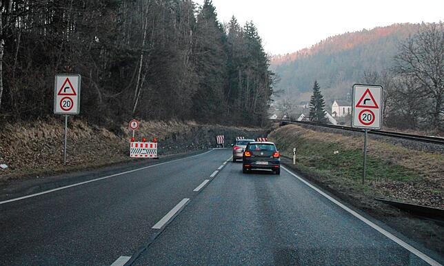 Mitten auf der Bundesstraße ein Tempo 20-Schild, dies ist Alltag in Grimmelshofen. Das Nadelöhr beim Ortseingang sowie mitten im Dorf ...