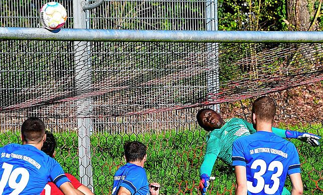 Starke Parade: Torwart Ismaila Keita vom VfR Bad Bellingen schaut beim 2:2 gegen die SG Mettingen/Krenkingen dem Ball hinterher, den er ...