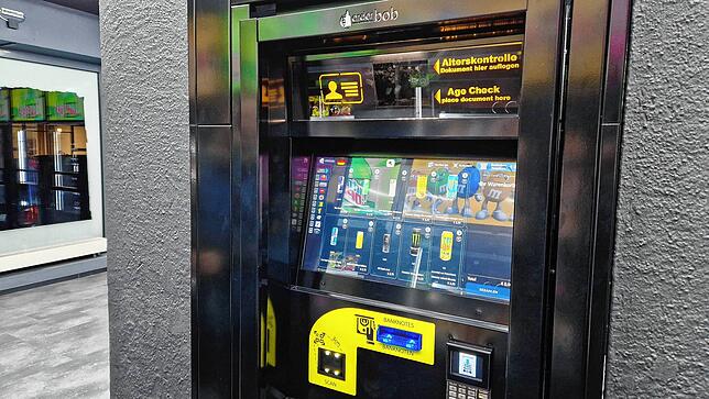 Kunden bestellen und bezahlen nicht an jedem der zehn Automaten einzeln, sondern zentral an diesem Terminal. Der Automat übernimmt auch ...