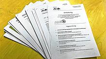 Ein dicker Packen ausgedruckter Unterlagen für den Gemeinderat – damit soll in Schönwald bald Schluss sein. Bild: Christel Börsig-Kienzler