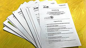 Ein dicker Packen ausgedruckter Unterlagen für den Gemeinderat – damit soll in Schönwald bald Schluss sein. Bild: Christel Börsig-Kienzler