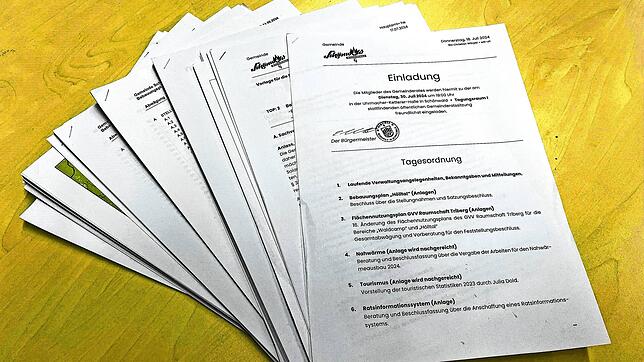 Ein dicker Packen ausgedruckter Unterlagen für den Gemeinderat – damit soll in Schönwald bald Schluss sein. Bild: Christel Börsig-Kienzler