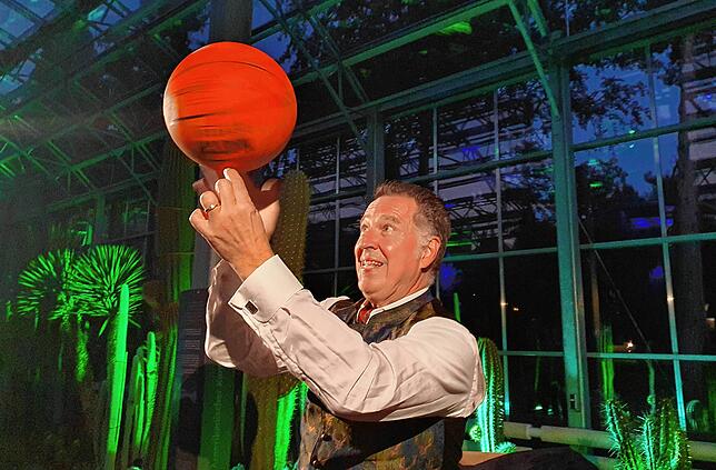 Johannes Warth, Entertainer und Trainer, ermutigt dazu, Unternehmen wie einen Basketball in Schwung zu halten.