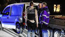 Einsatzkräfte stehen bei einem Anwesen im Villinger Wohngebiet Hammerhalde, in dem am Dienstagabend, 4. Februar, drei Tote entdeckt ...