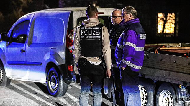 Einsatzkräfte stehen bei einem Anwesen im Villinger Wohngebiet Hammerhalde, in dem am Dienstagabend, 4. Februar, drei Tote entdeckt ...