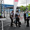 Das Bild vom Dienstag zeigt, wie die Polizei den Störer am Bahnsteig in Empfang nimmt, um danach vor dem Bahnhofsgebäude seine Aussage ...