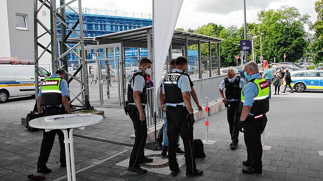 Das Bild vom Dienstag zeigt, wie die Polizei den Störer am Bahnsteig in Empfang nimmt, um danach vor dem Bahnhofsgebäude seine Aussage ...