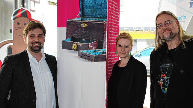 Museumsleiter Julian Windmöller (links) freut sich zusammen mit den Kuratoren Ines Stadie und Ulrich Büttner über die gelungene Ausstellung.