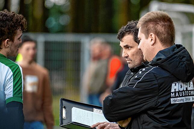 Akribisch: Mit Julian Tröndle (rechts) bildet Oliver Baumgartner beim SV Waldhaus ein harmonisches Trainer-Duo.