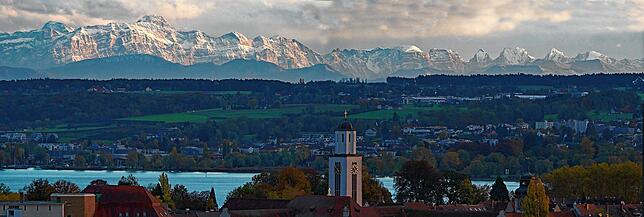Der Blick über die Gebhardskirche bis zum Säntis mit erstem Schnee, aufgenommen vom Bismarckturm aus.