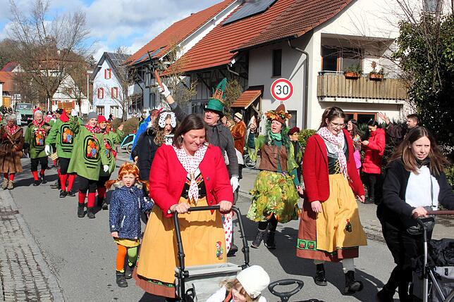 Die Wimmlerinnen und Trubehüeter feierten fröhlich den Fasnetauftakt am Schmutzigen Dunschtig in Bohlingen beim Narrenbaumumzug.