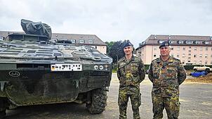 Hauptmann Phillip M. (links) und Oberstabsfeldwebel Roland B. haben den Tag der offenen Tür organisiert. Die Namen sind aus ...
