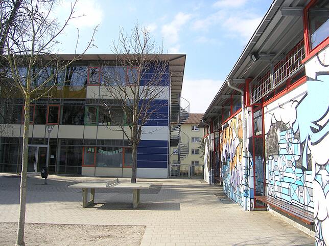 Im Schulhof der Theodor-Heuss-Realschule in Konstanz, März 2011. Den Neubau links teilt die Realschule sich mit der Gebhardschule.