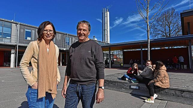 Sie gehen mit ihren Schülern in drei Wochen unterrichtsfreie Zeit: Konrektorin Christiane Schell und Rektor Franz Dury.