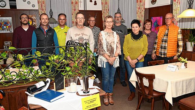 Den Vorstand des Schwarzwaldvereins Tennenbronn für die nächsten drei Jahre bilden: Domenic Staiger (von links), Georg Hilser, Thomas ...