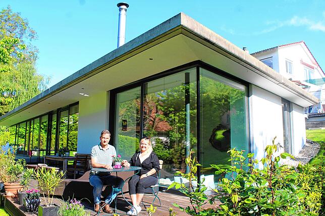 Am und im Hang gebaut: Claudia Lehn und Gunter Nittbaur auf der Terrasse ihres perfekt an die Umgebung angepassten Hauses.