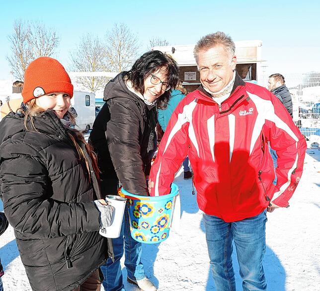 Hoffen auf den großen Gewinn bei der Tombola, Heike Weber (Bildmitte) und Volker Benke (links). Losverkäuferin Nina Stocker (links) ...